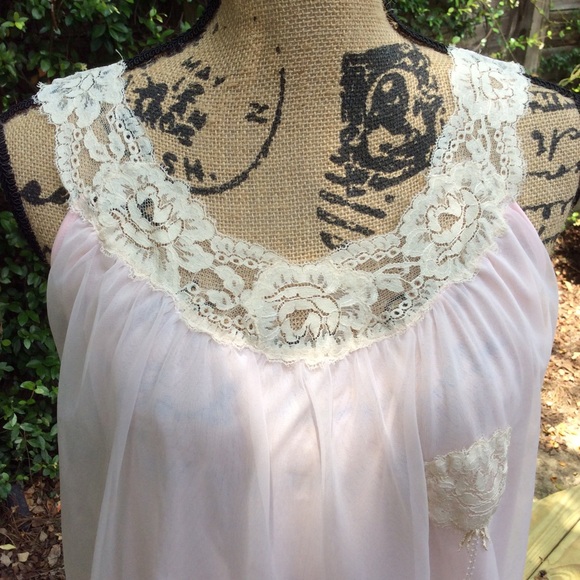 Lovely pink gown with ecru lace - Picture 5 of 6